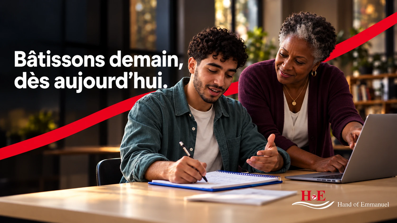 Une mentore accompagne un jeune à une table de travail, avec une ligne rouge ascendante.